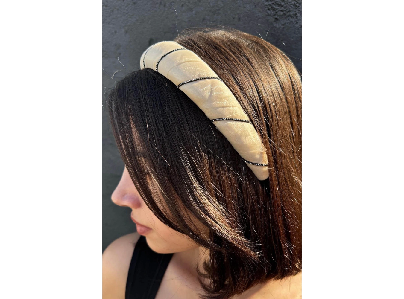 Bej Renk Taş Detaylı Taç