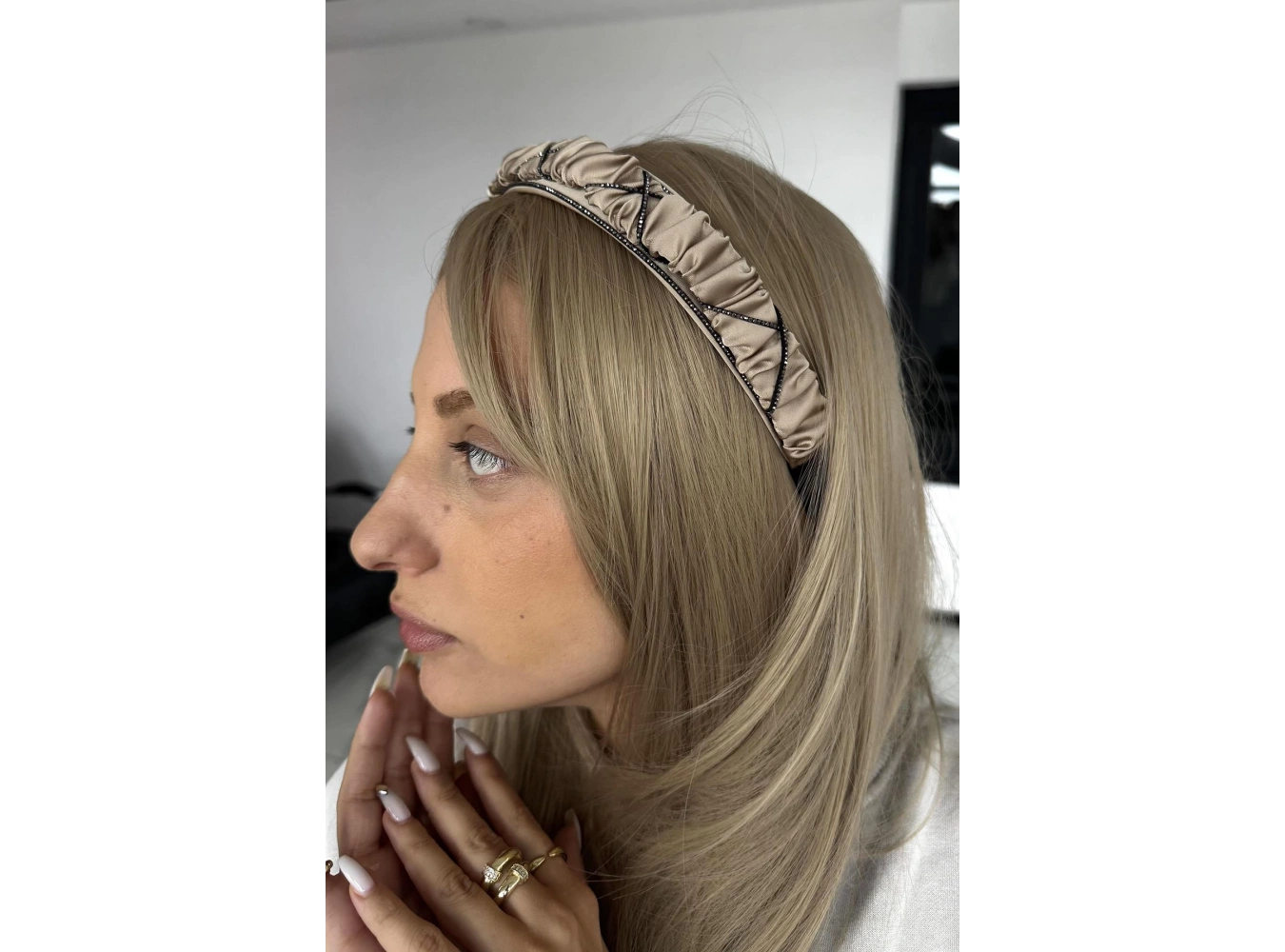 Bej Renk Taş Detaylı Taç