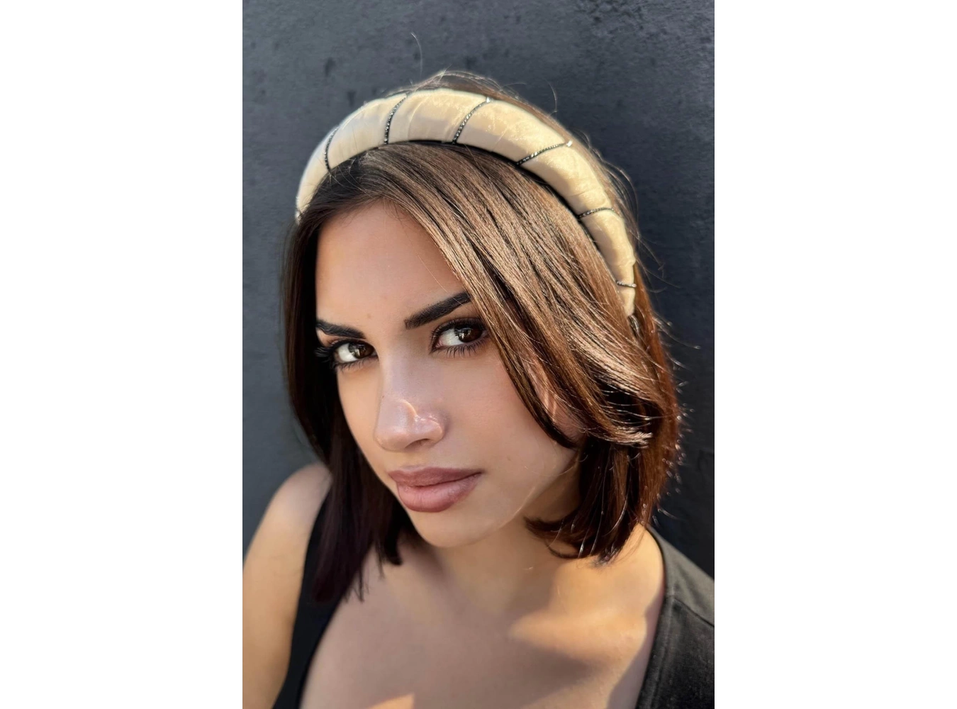 Bej Renk Taş Detaylı Taç