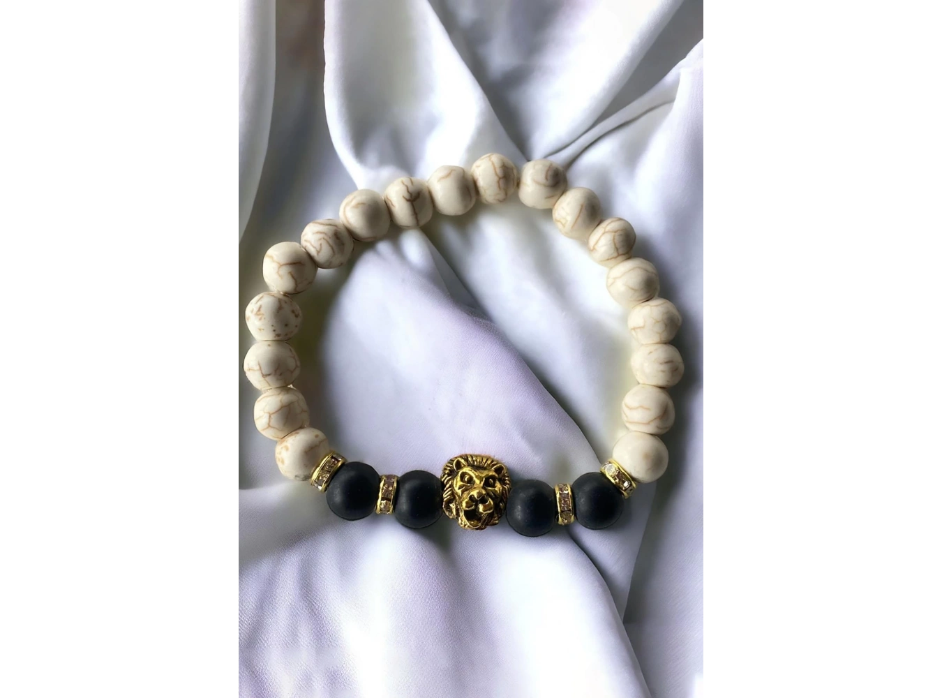 Beyaz Renk Aslan Figürlü Boncuk Detaylı Erkek Bileklik