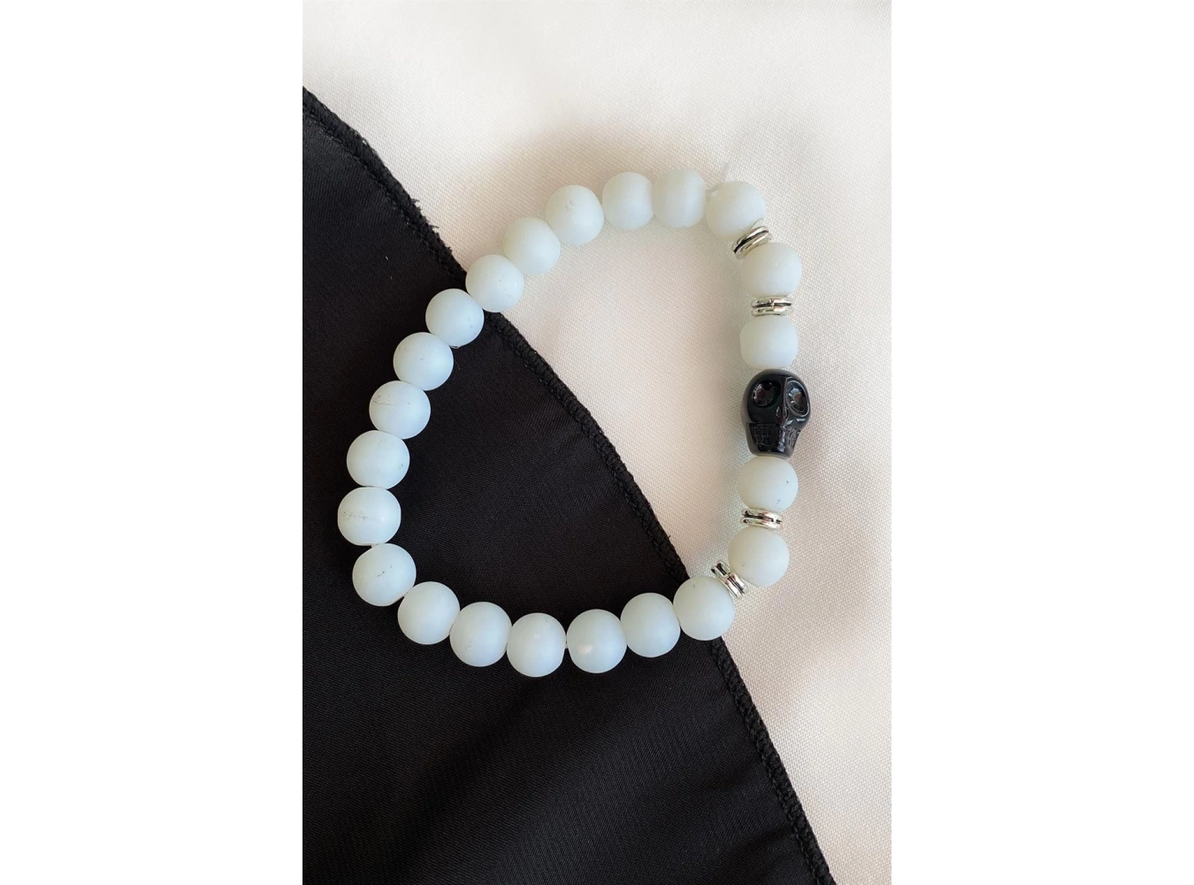 Beyaz Renk Boncuk detaylı Kuru Kafa Figürlü Erkek Bileklik
