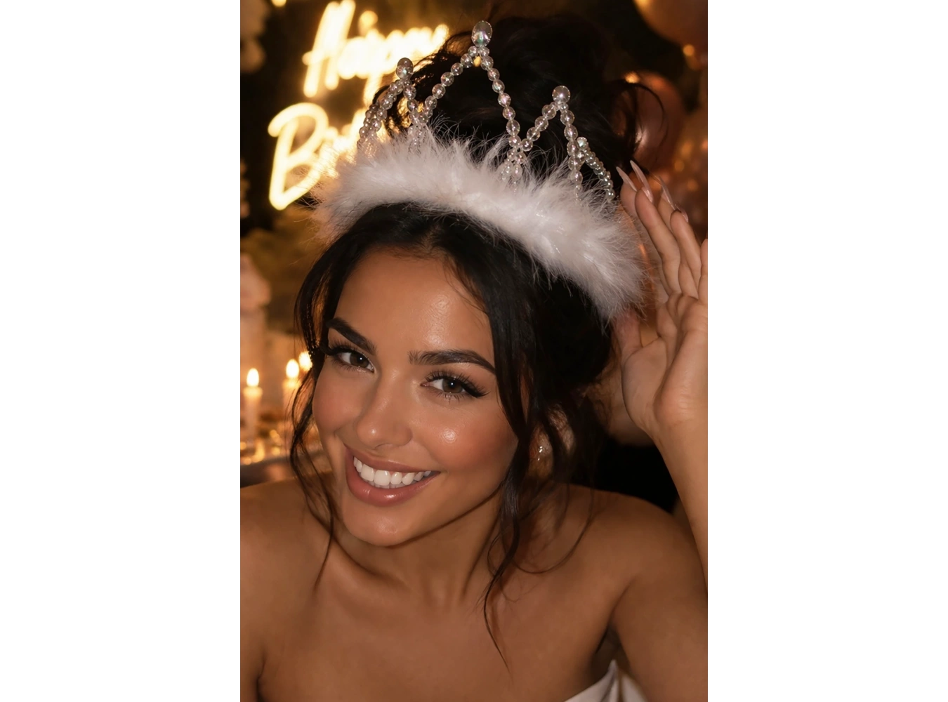 Beyaz Renk Boncuk Detaylı Tüylü Taç