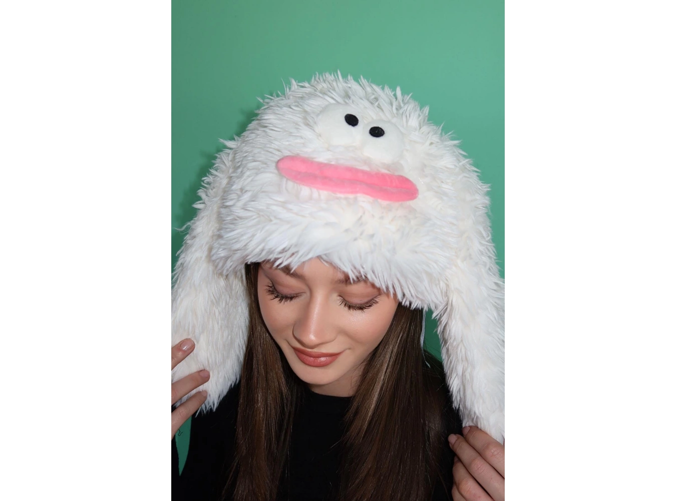 Beyaz Renk Canavar Figürlü Kulaklı Peluş Şapka
