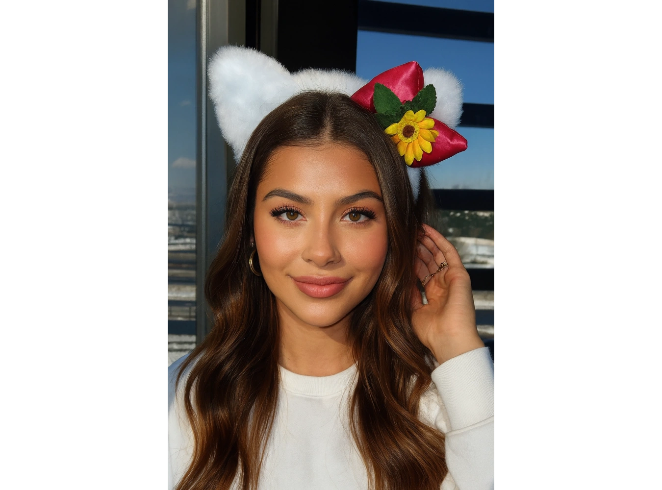 Beyaz Renk Çiçek Figürlü Kulak Detaylı Peluş Taç