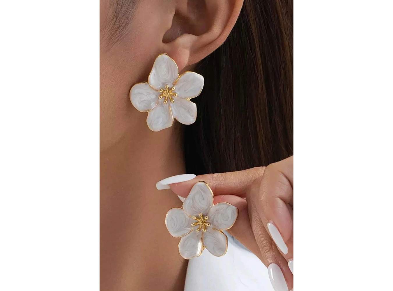 Beyaz Renk Çiçek Figürlü Küpe (Çift)