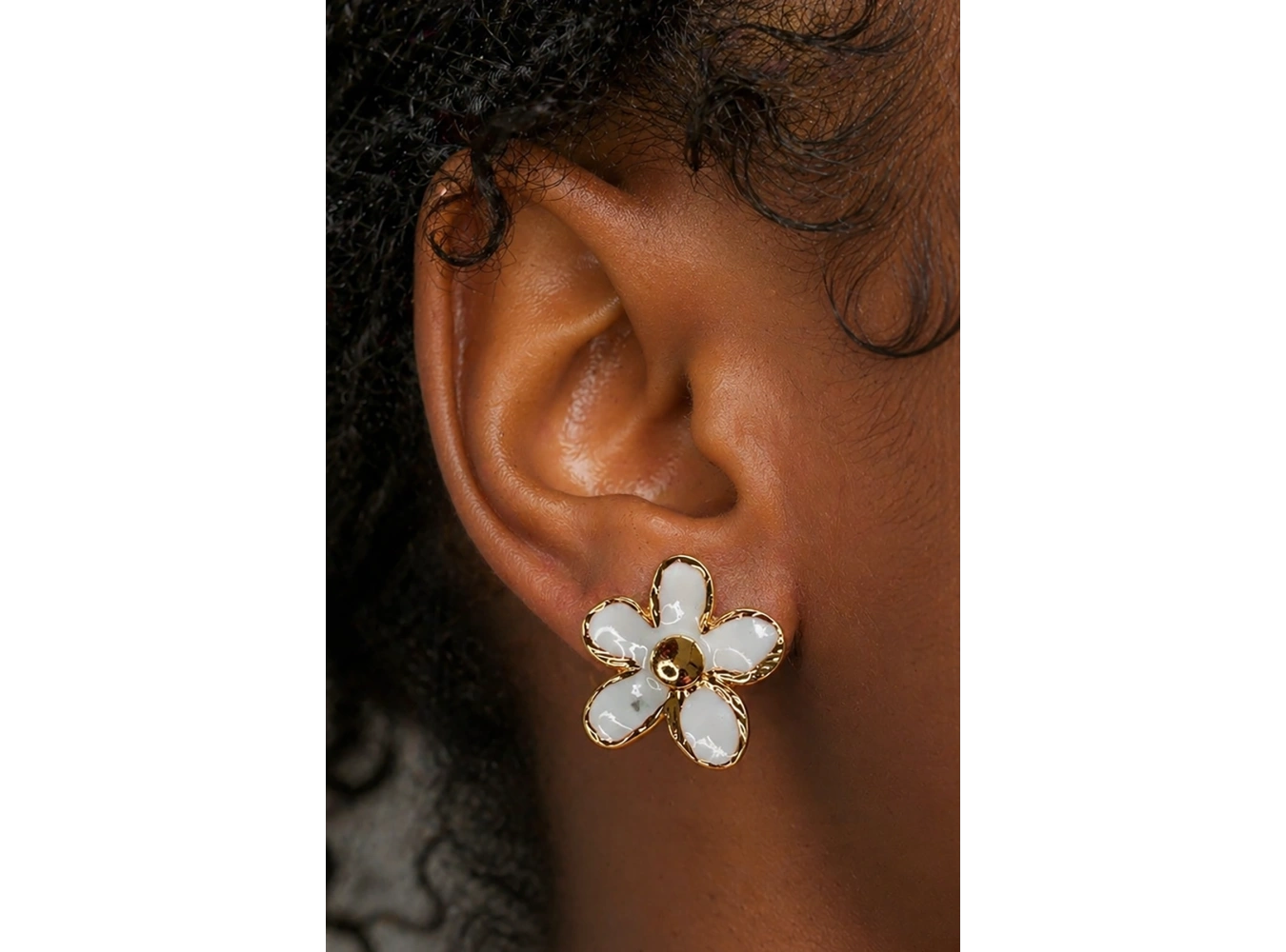 Beyaz Renk Çiçek Figürlü Küpe (Çift)