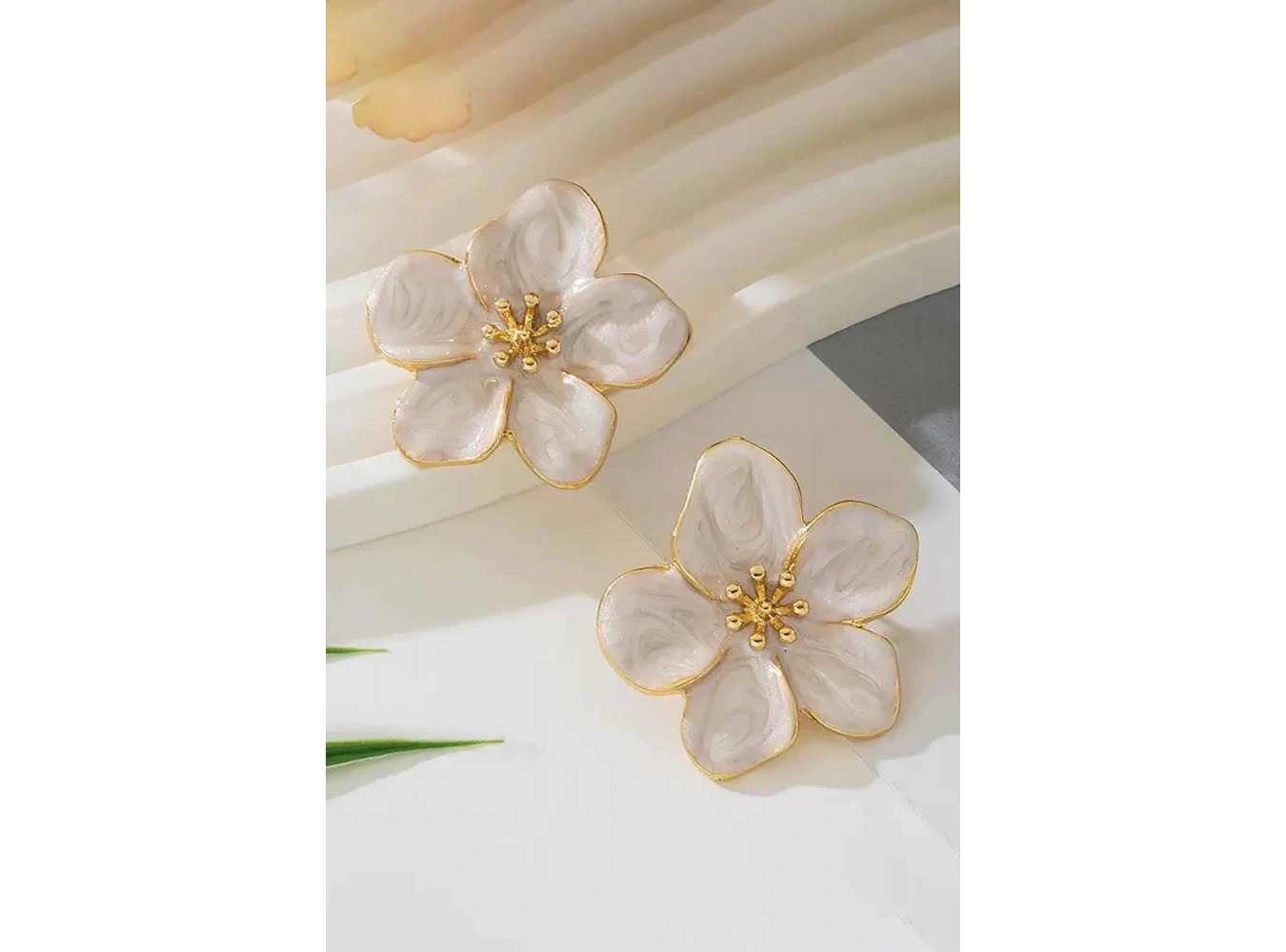 Beyaz Renk Çiçek Figürlü Küpe (Çift)