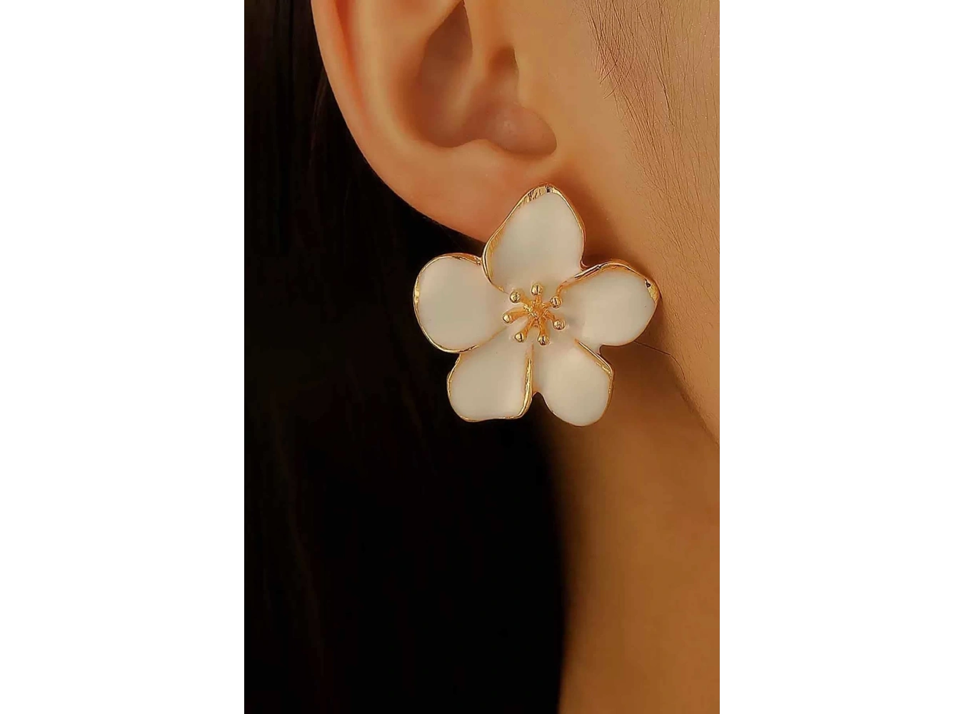 Beyaz Renk Çiçek Figürlü Küpe (Çift)