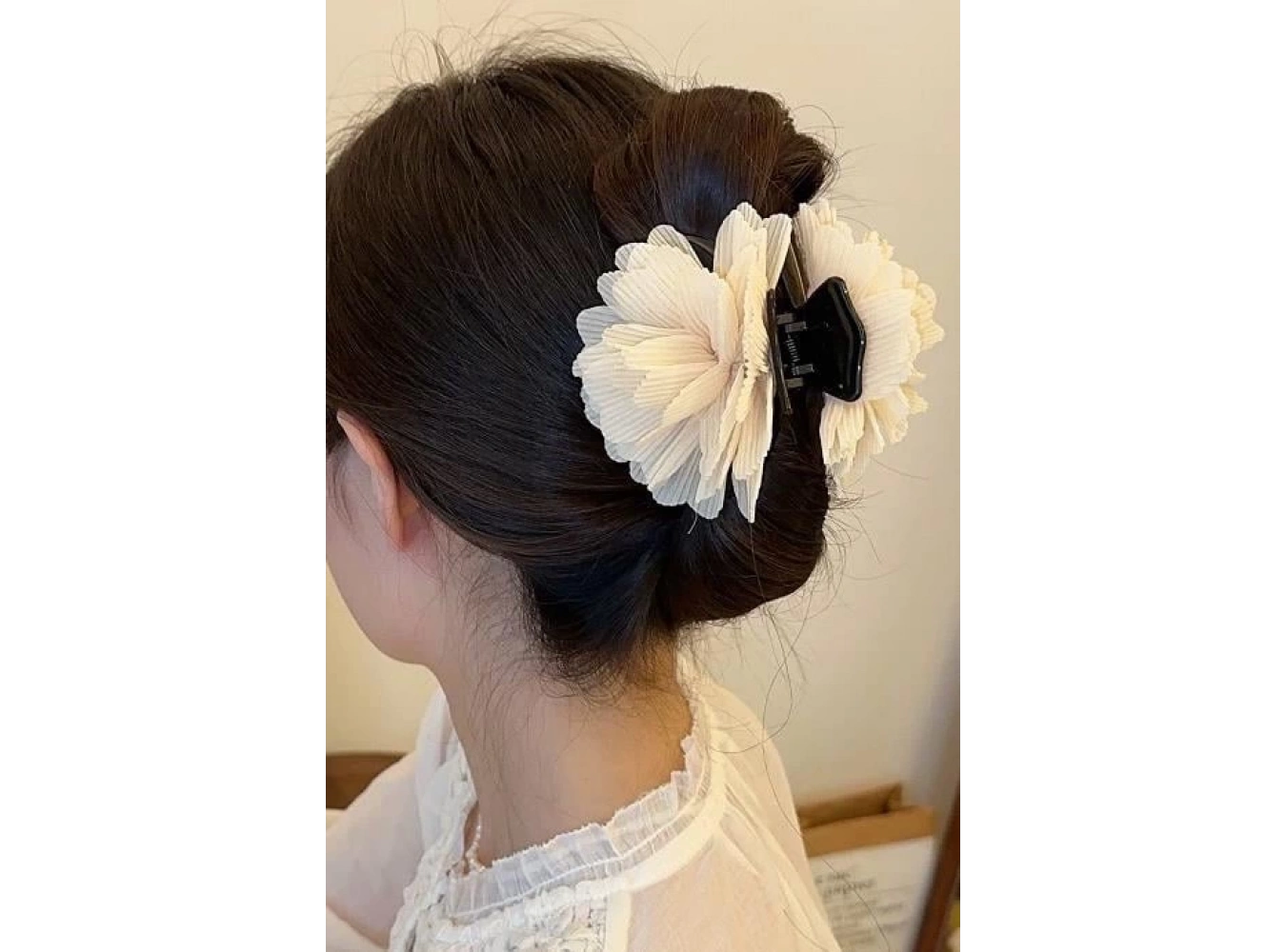 Beyaz Renk Çiçek Figürlü Mandal Toka