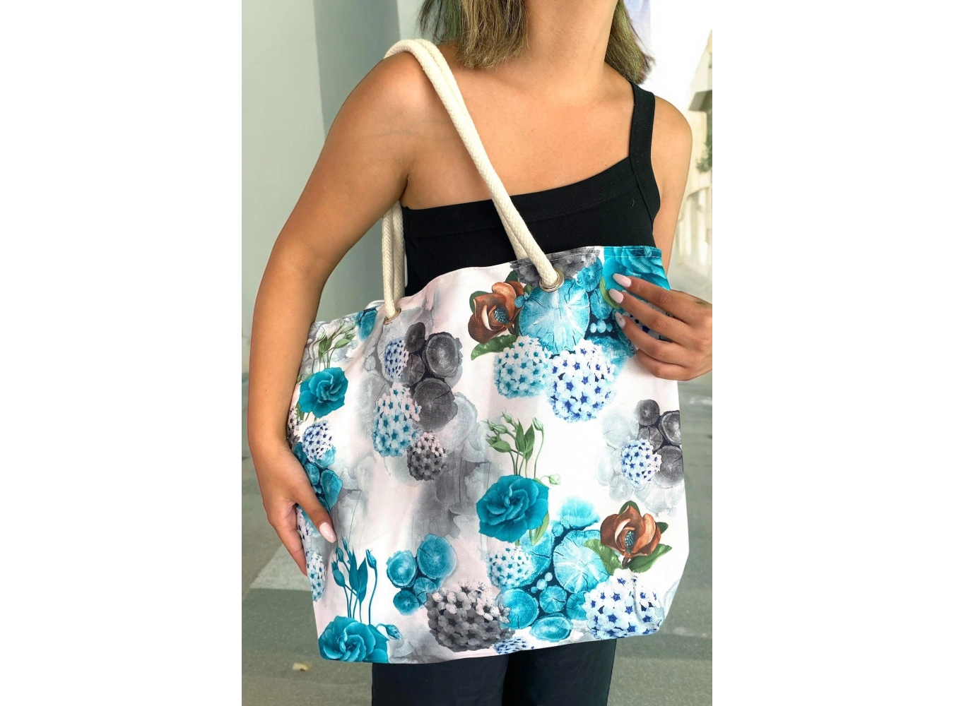 Beyaz Renk Çiçek Figürlü Plaj Çantası