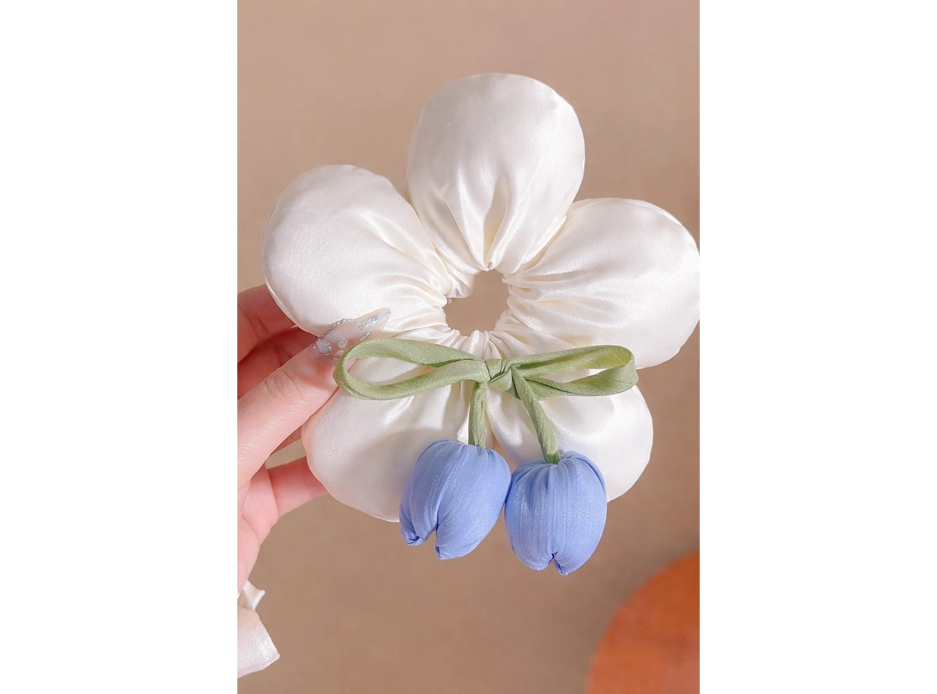 Beyaz Renk Çiçek Figürlü Sallantılı Simit Toka