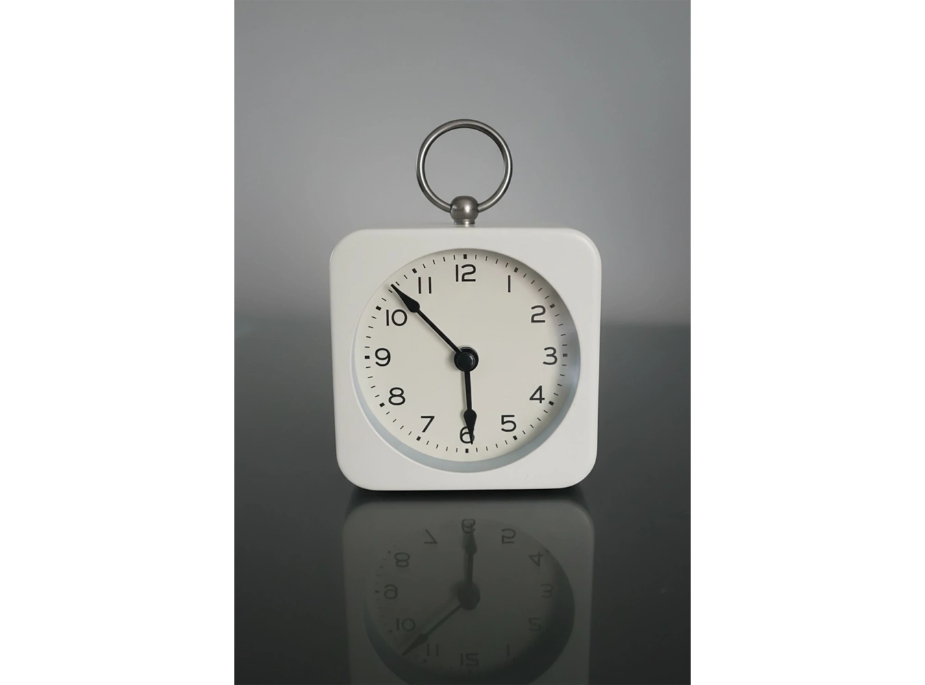 Beyaz Renk Dekoratif Işıklı Alarmlı Masa Saati