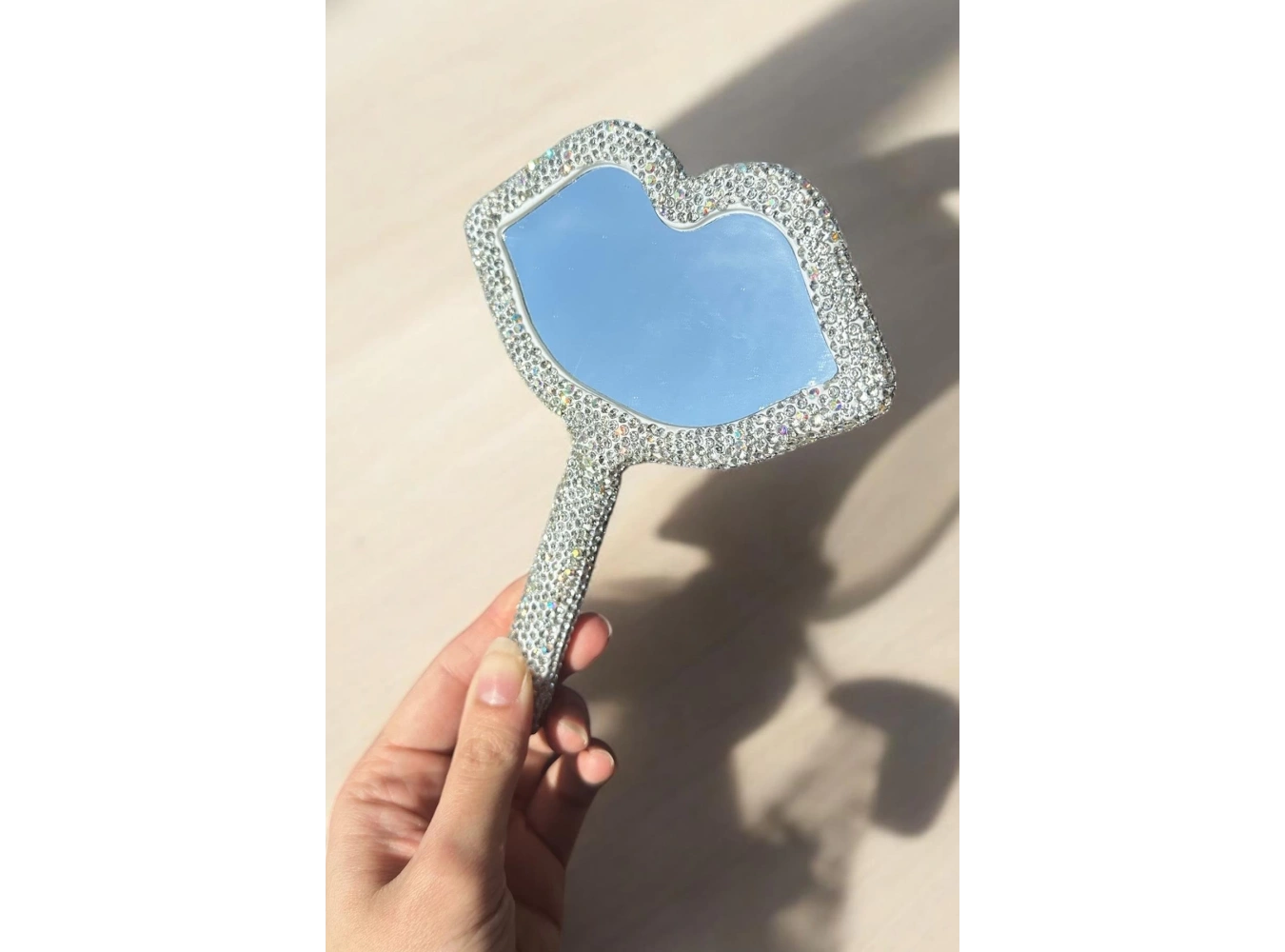 Beyaz Renk Dudak Figürlü Taş Detaylı El Aynası