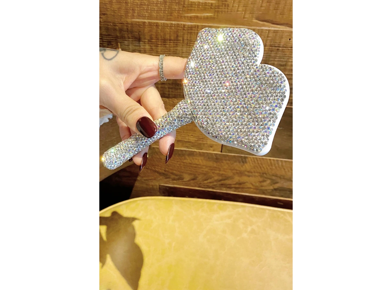 Beyaz Renk Dudak Figürlü Taş Detaylı El Aynası