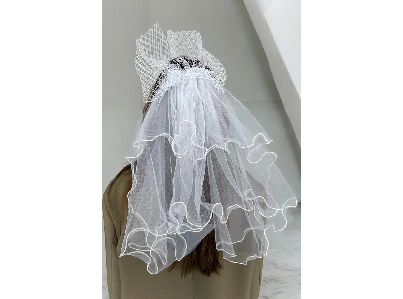 Beyaz Renk Duvak Detaylı Pens Toka