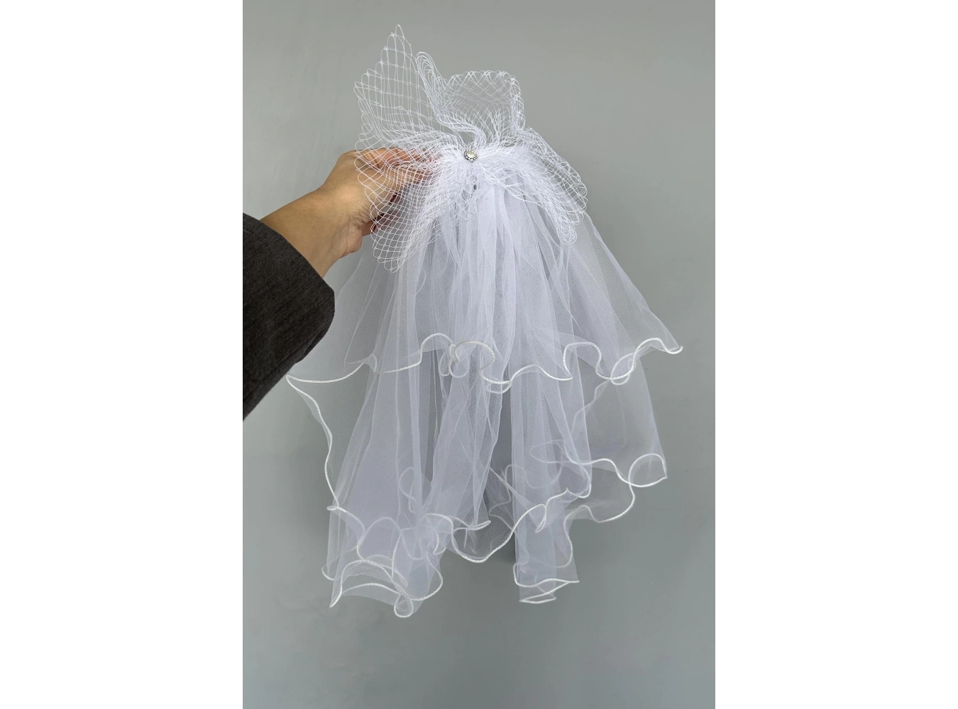 Beyaz Renk Duvak Detaylı Pens Toka