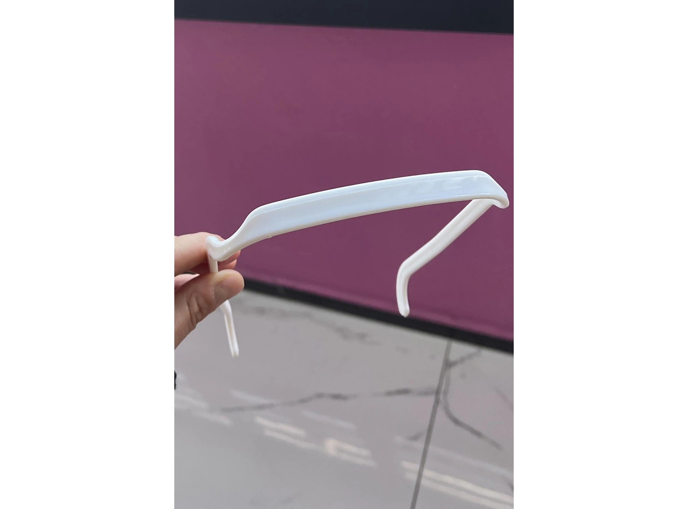 Beyaz Renk Gözlük Efekti Veren Taç