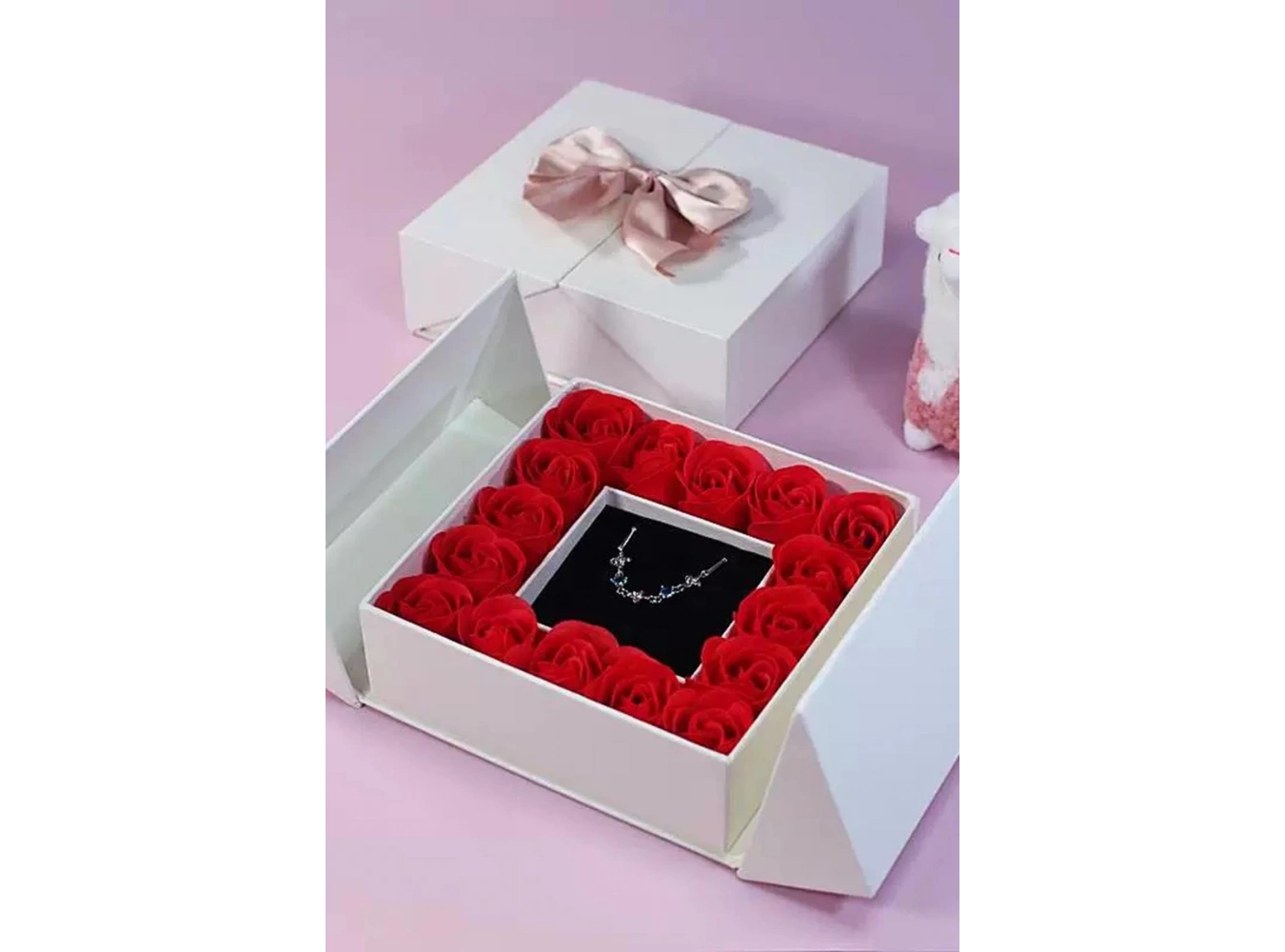 Beyaz Renk Gül Detaylı Hediye Kutusu