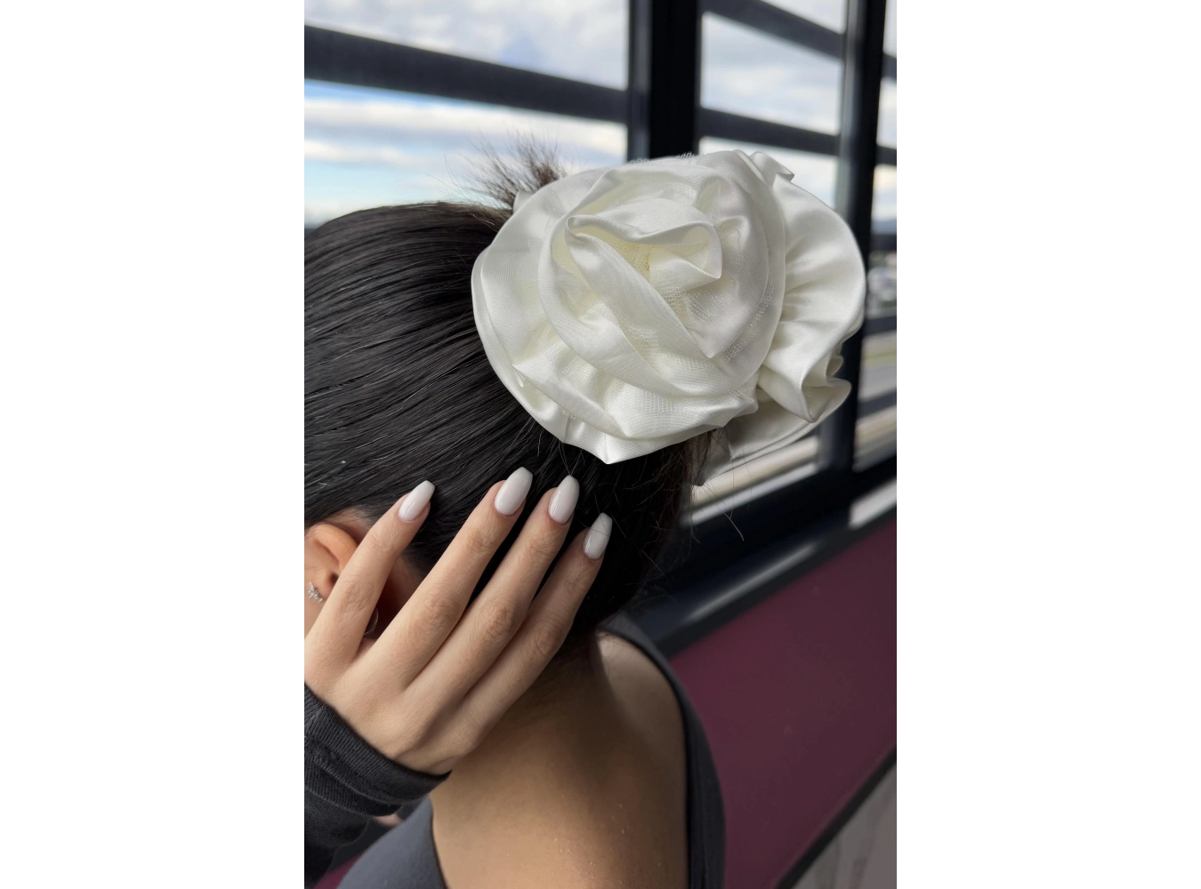 Beyaz Renk Gül Detaylı Mandal Toka