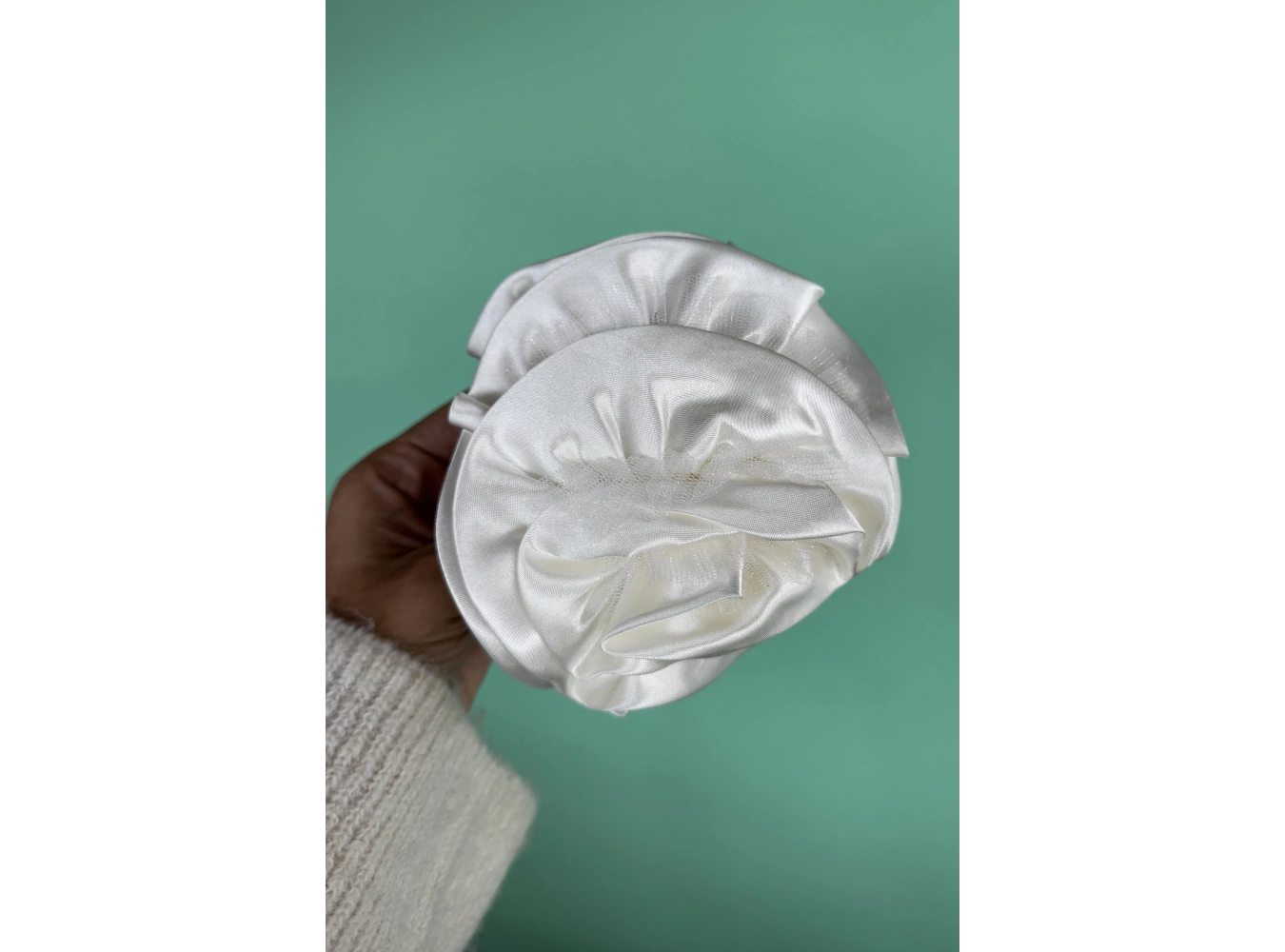 Beyaz Renk Gül Detaylı Mandal Toka