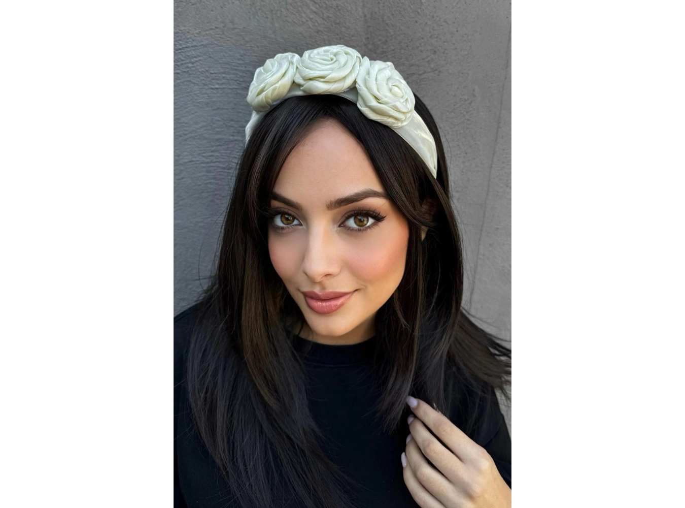 Beyaz Renk Gül Detaylı Taç