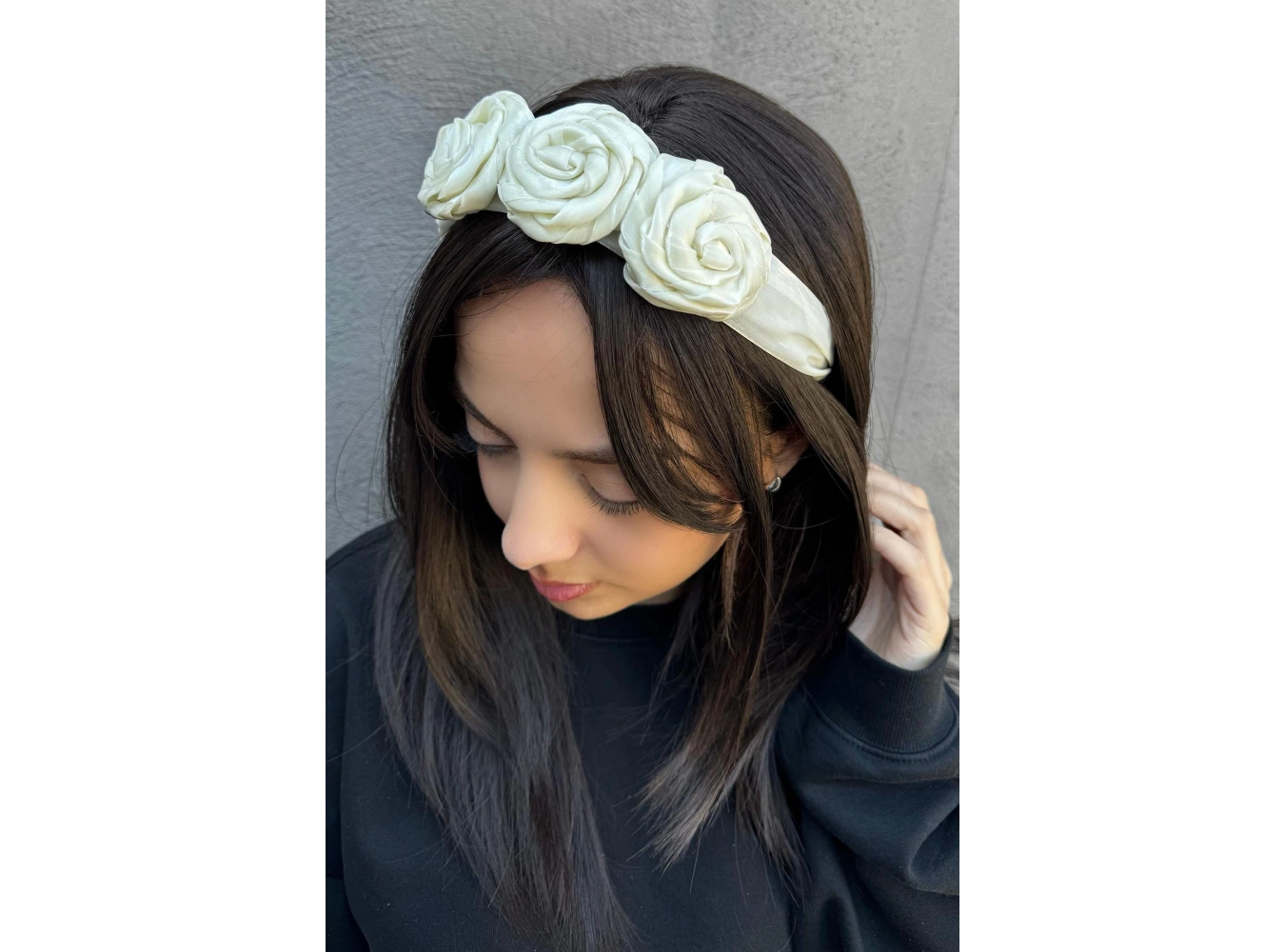 Beyaz Renk Gül Detaylı Taç