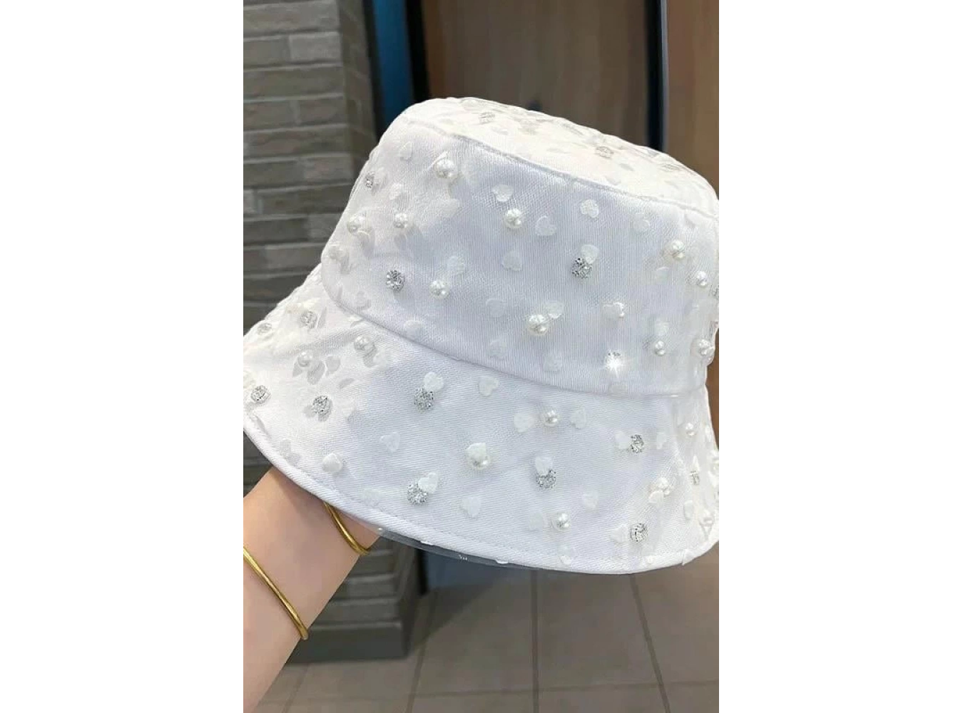 Beyaz Renk İnci Detaylı Kalp Figürlü Tasarım Şapka