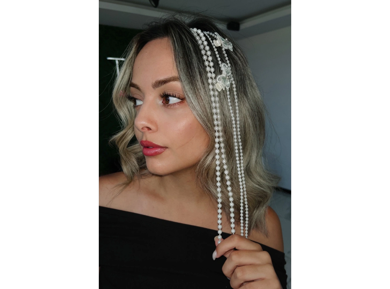 Beyaz Renk İnci Figürlü Kelebek Detaylı Yan Postiş