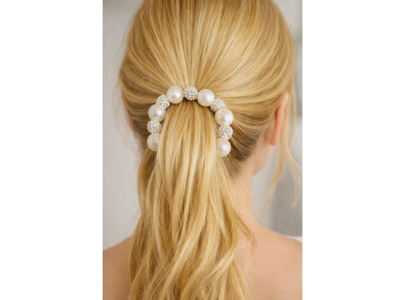 Beyaz Renk İnci Ve Taş Detaylı Lastik Toka