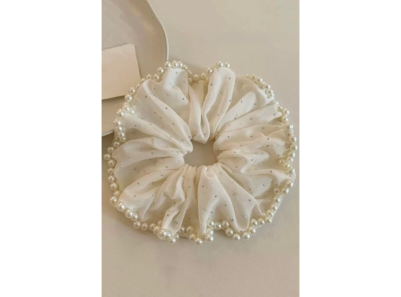 Beyaz Renk İnci Ve Taş Detaylı Simit Toka