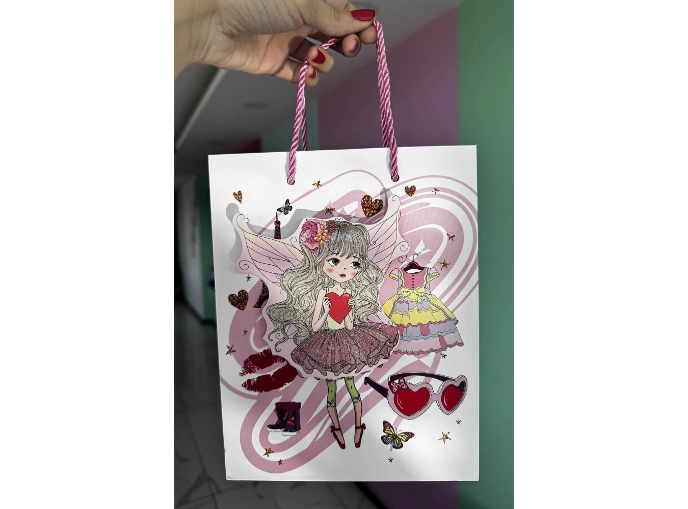 Beyaz Renk Kız Figürlü 3D Görünümlü Karton Çanta