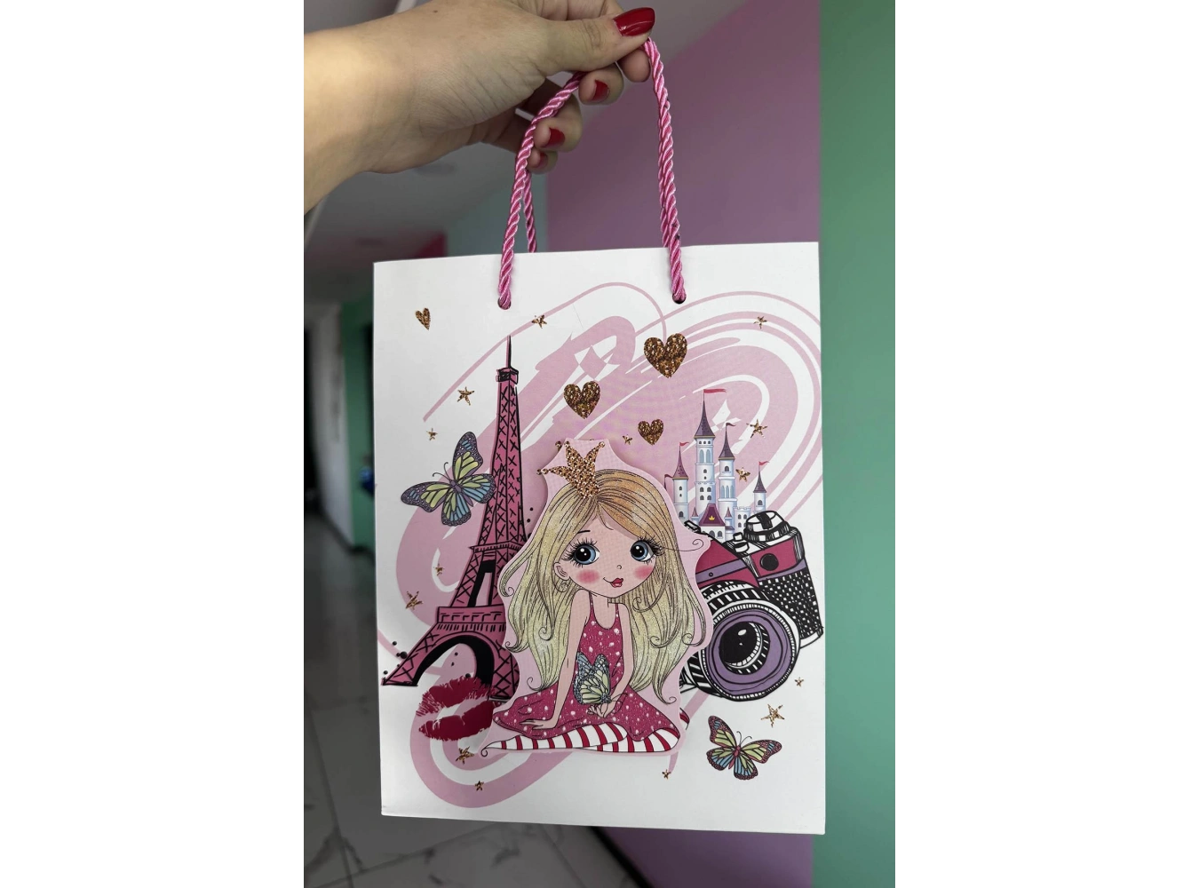 Beyaz Renk Kız Figürlü 3D Görünümlü Karton Çanta