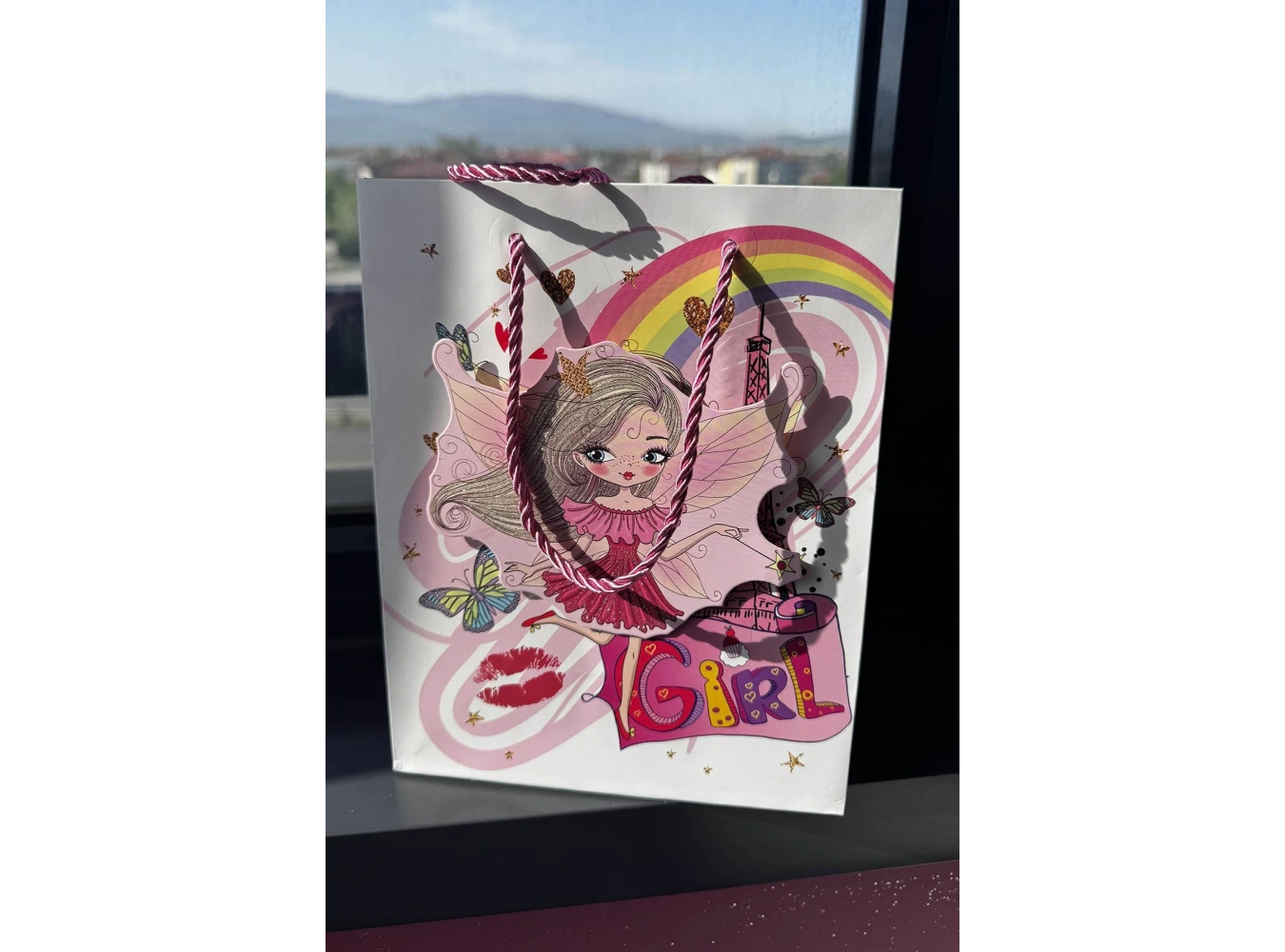 Beyaz Renk Kız Figürlü 3D Görünümlü Karton Çanta