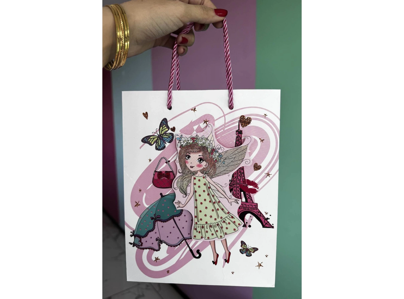 Beyaz Renk Kız Figürlü 3D Görünümlü Karton Çanta