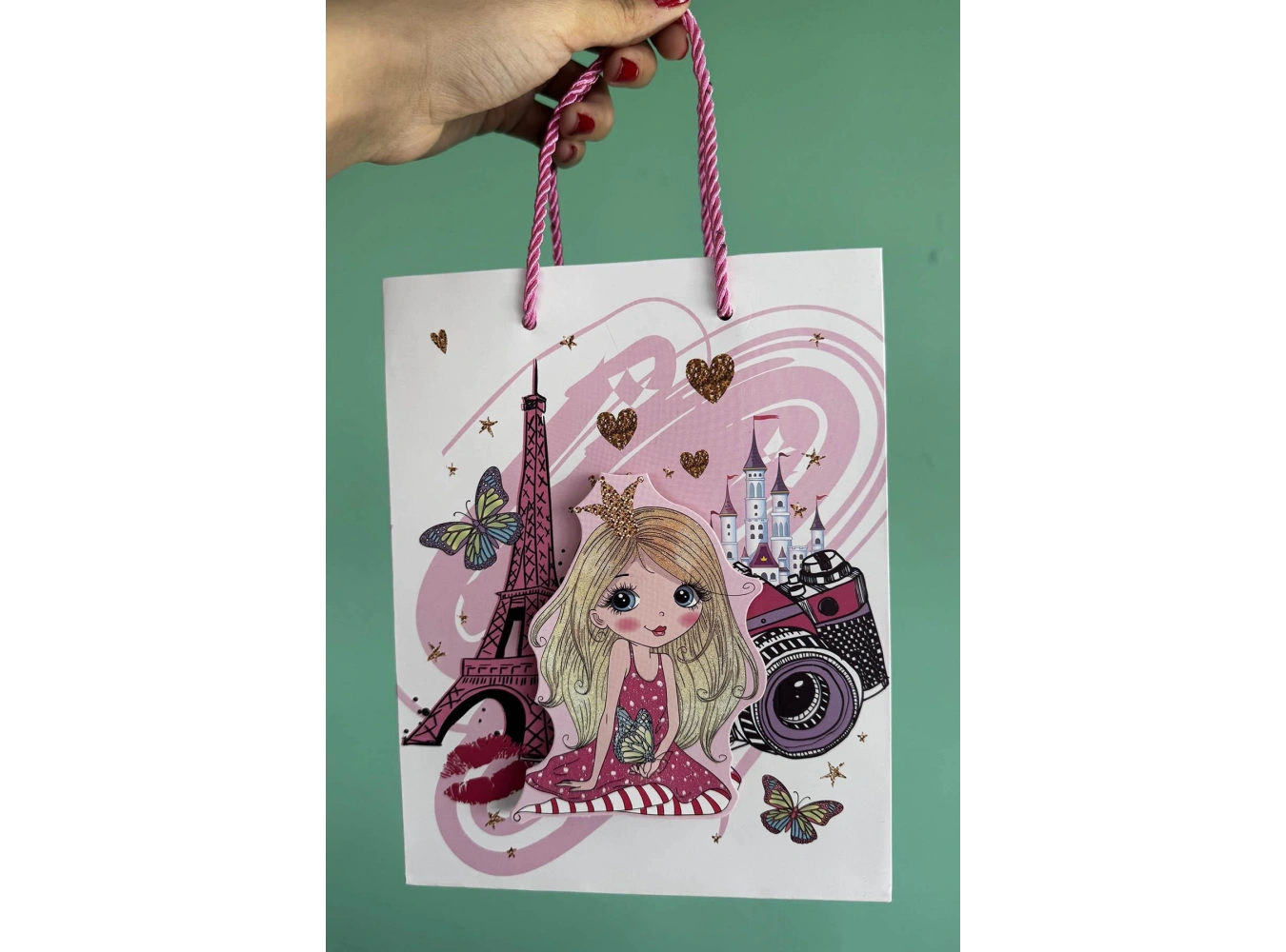 Beyaz Renk Kız Figürlü 3D Görünümlü Karton Çanta