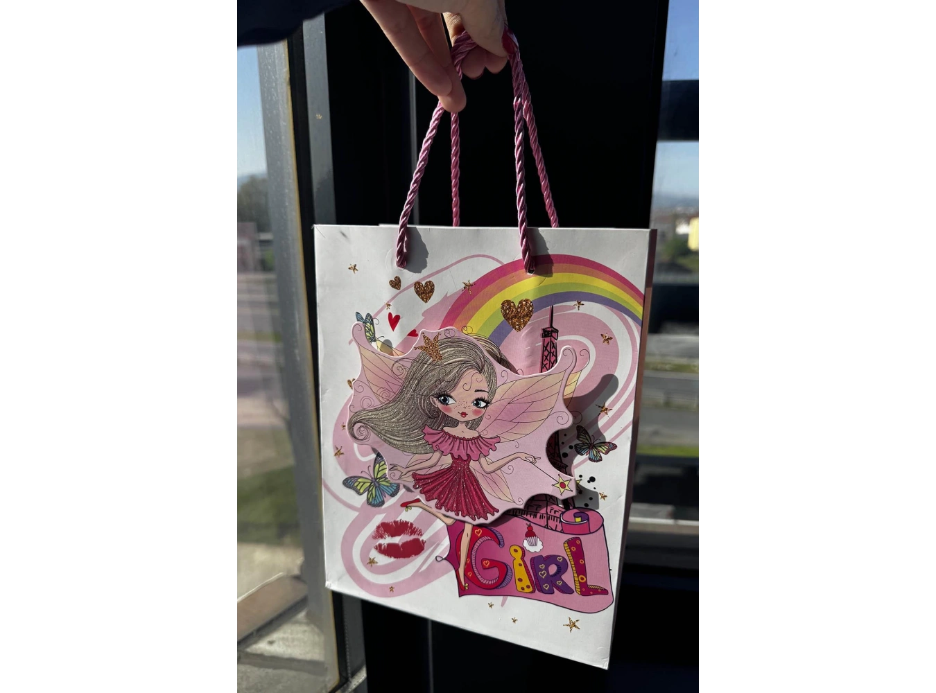 Beyaz Renk Kız Figürlü 3D Görünümlü Karton Çanta