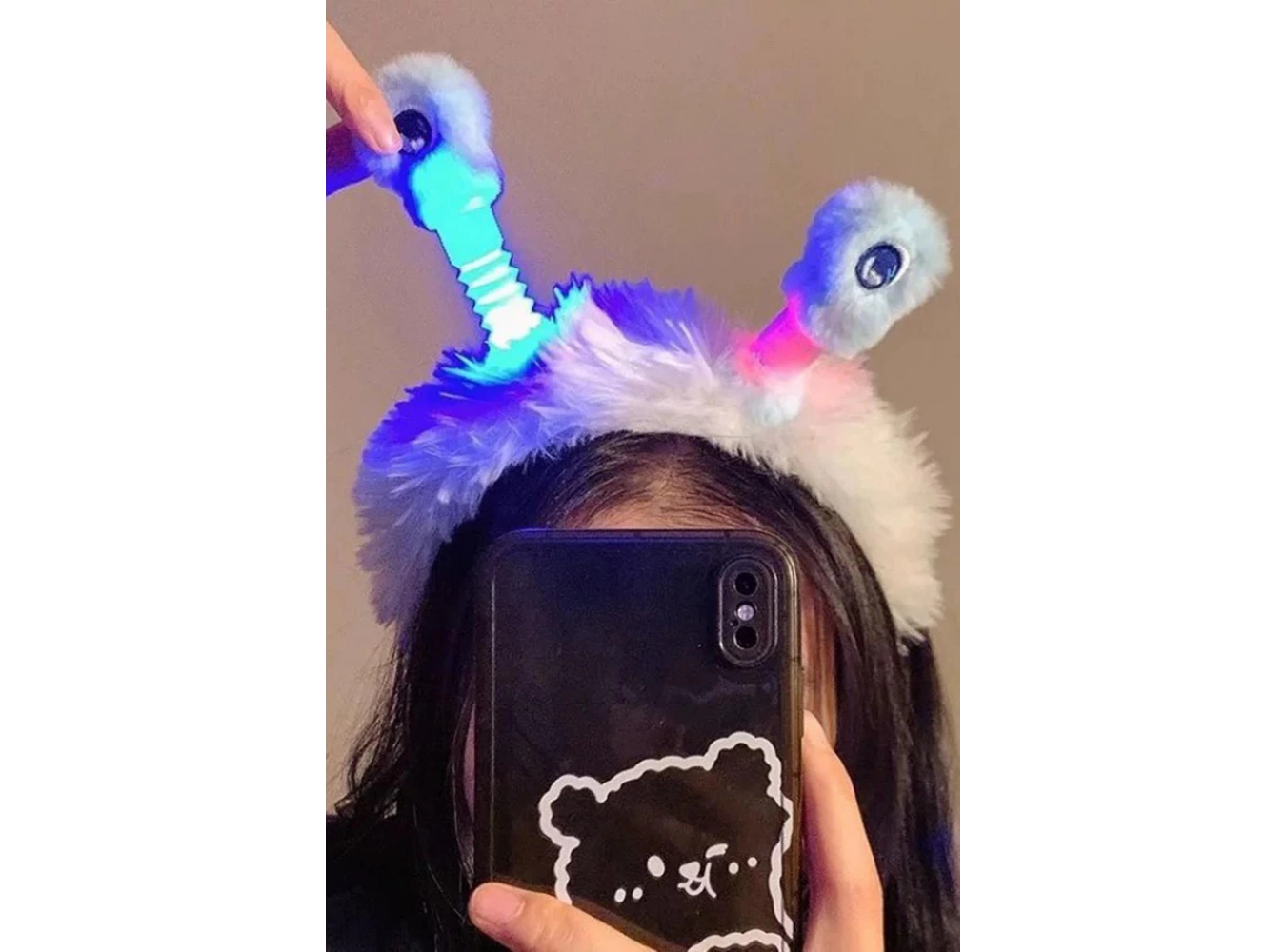 Beyaz Renk Kulakları Oynayan Işıklı Peluş Taç