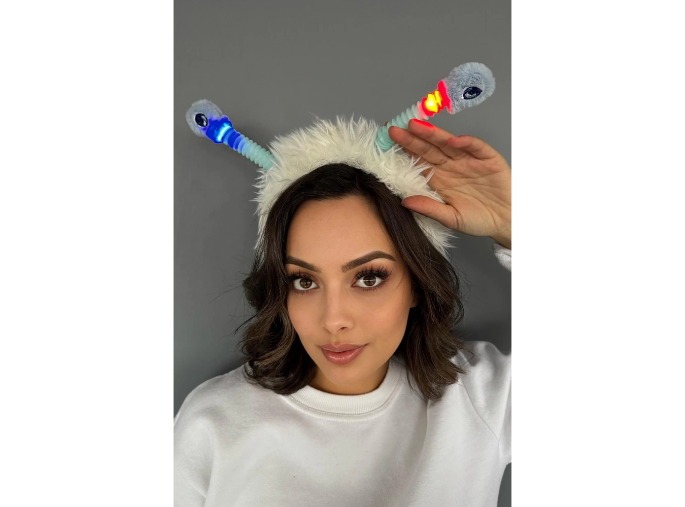Beyaz Renk Kulakları Oynayan Işıklı Peluş Taç