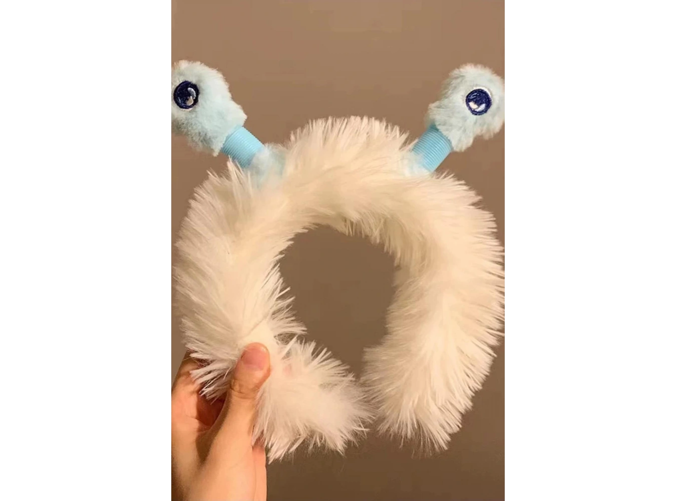 Beyaz Renk Kulakları Oynayan Işıklı Peluş Taç