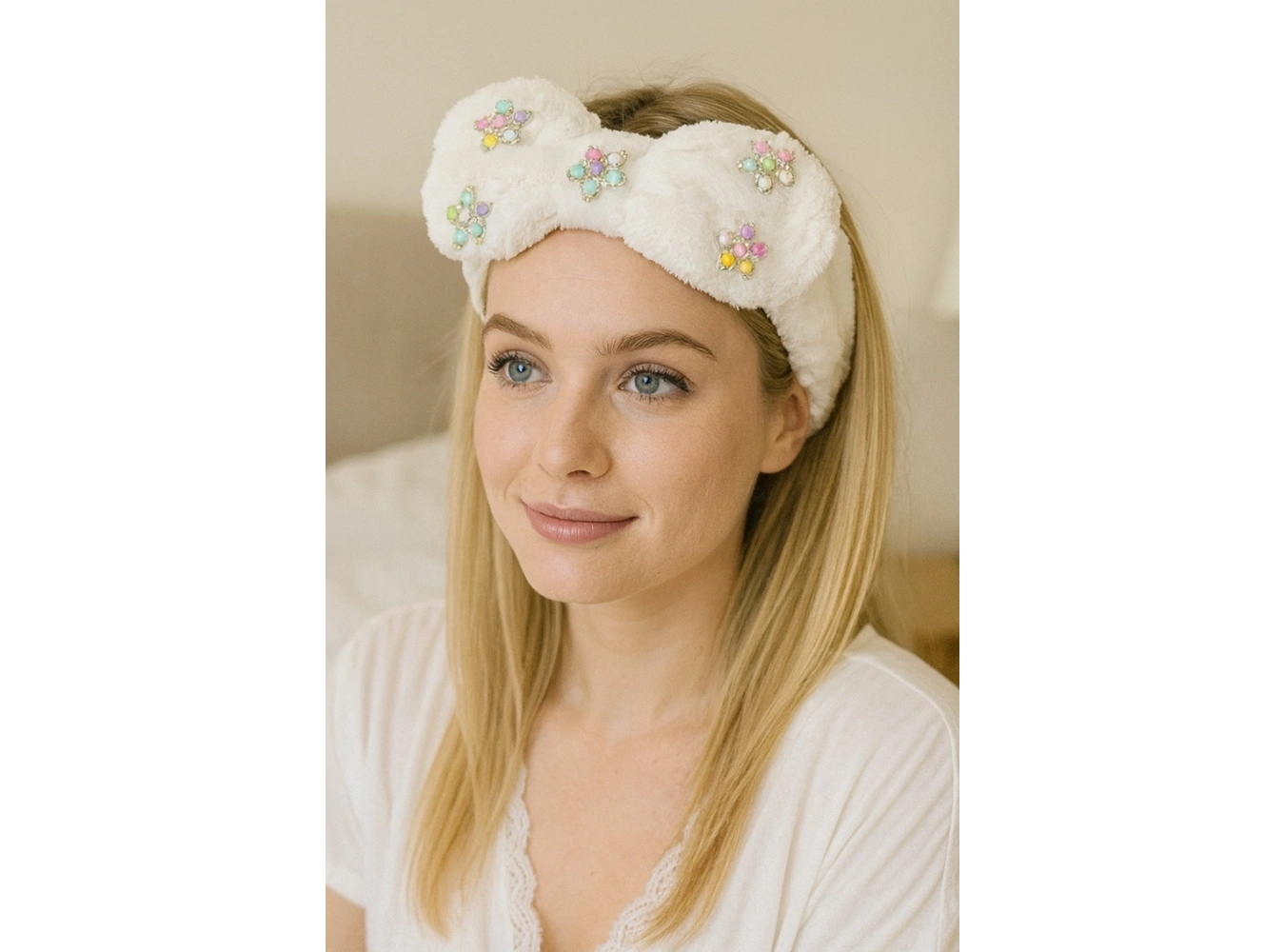 Beyaz Renk Kurdele Figürlü Çiçek Detaylı Peluş Saç Bandı
