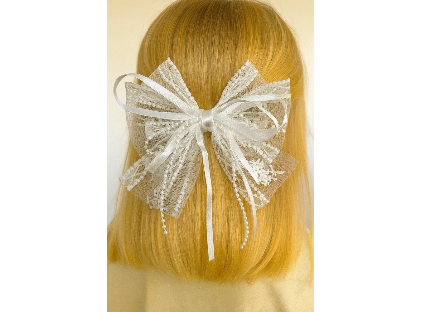 Beyaz Renk Kurdele Figürlü İnci Detaylı Otomat Toka