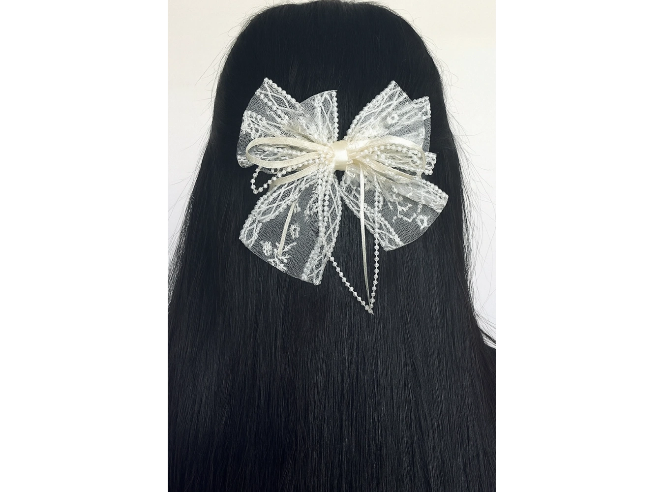 Beyaz Renk Kurdele Figürlü İnci Detaylı Otomat Toka