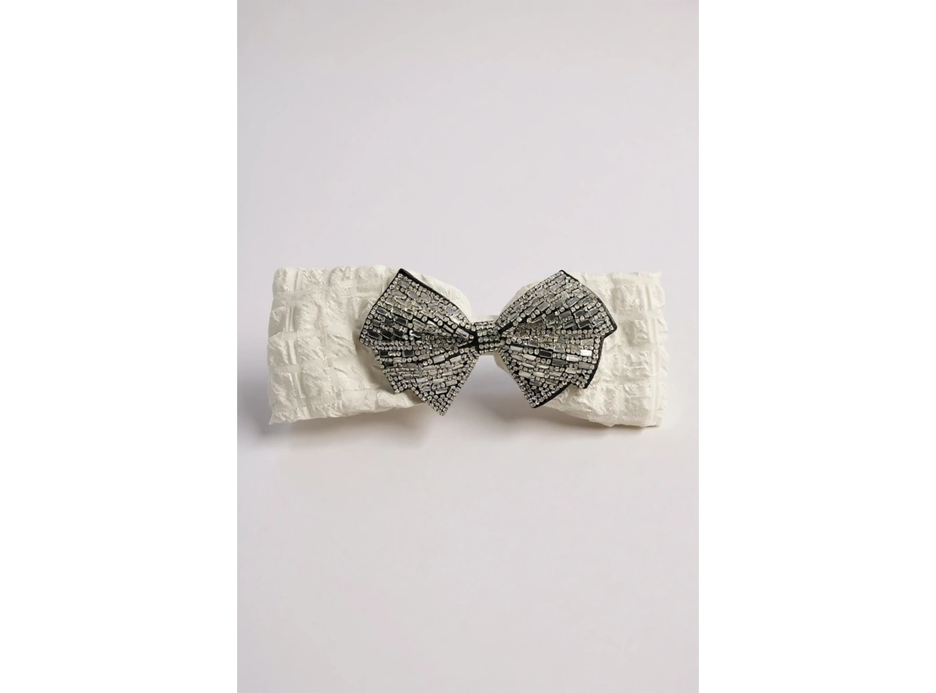 Beyaz Renk Kurdele Figürlü Taş Detaylı Otomat Toka