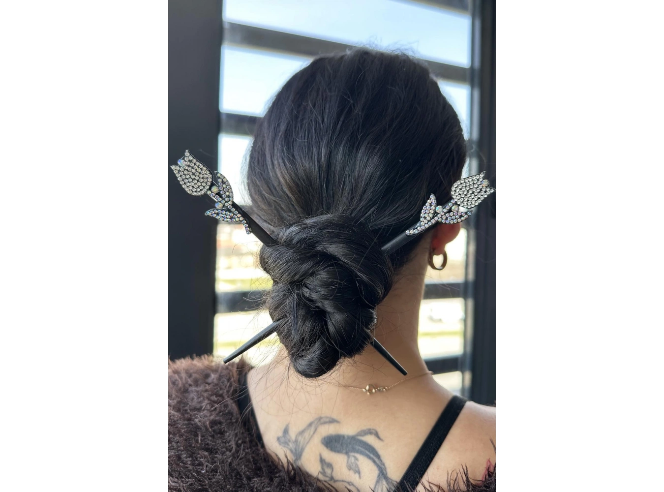 Beyaz Renk Lale Figürlü Taş Detaylı Topuz Tokası/ Kalemi