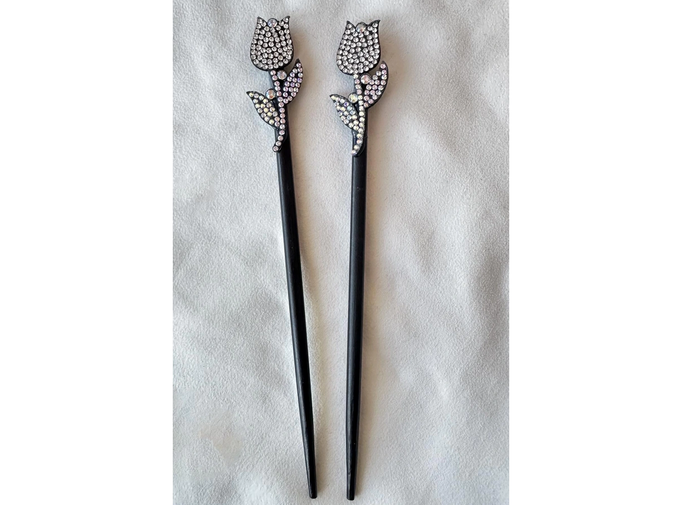 Beyaz Renk Lale Figürlü Taş Detaylı Topuz Tokası/ Kalemi