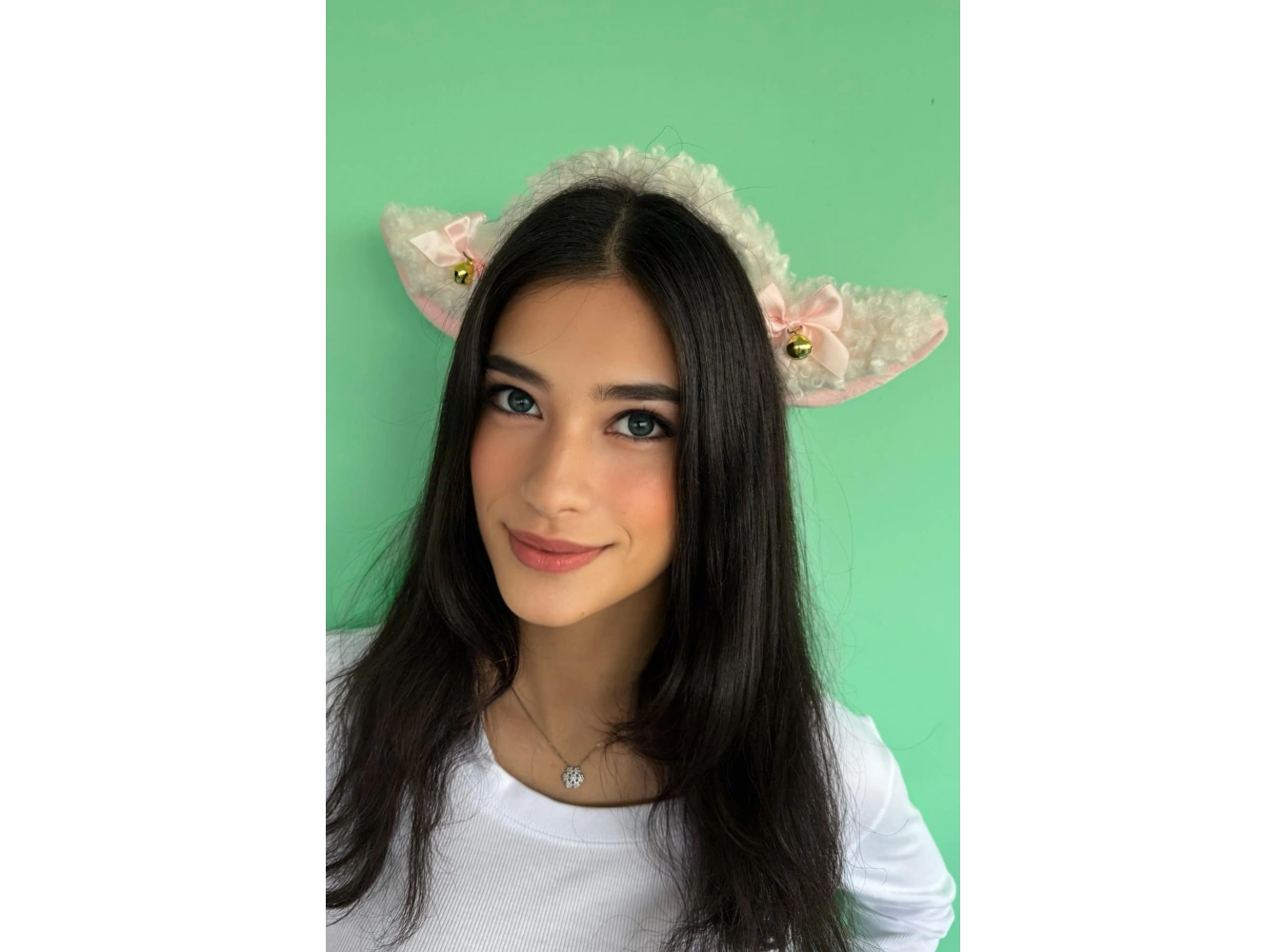 Beyaz Renk Peluş Zil Detaylı Kuzu Kulağı Taç