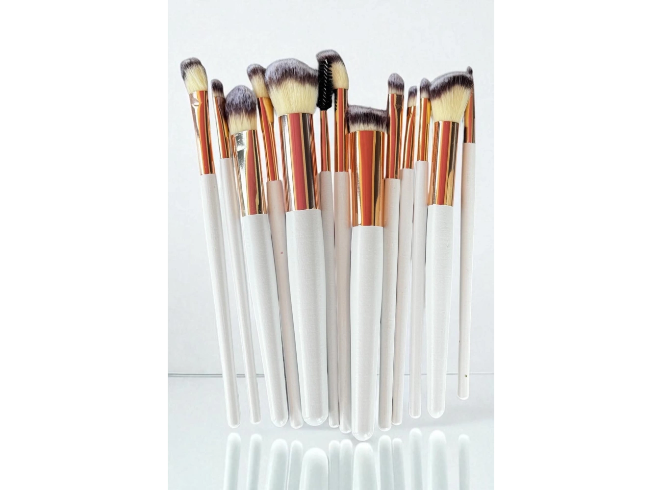 Beyaz Renk Profesyonel 13lü Standlı Makyaj Fırça Seti