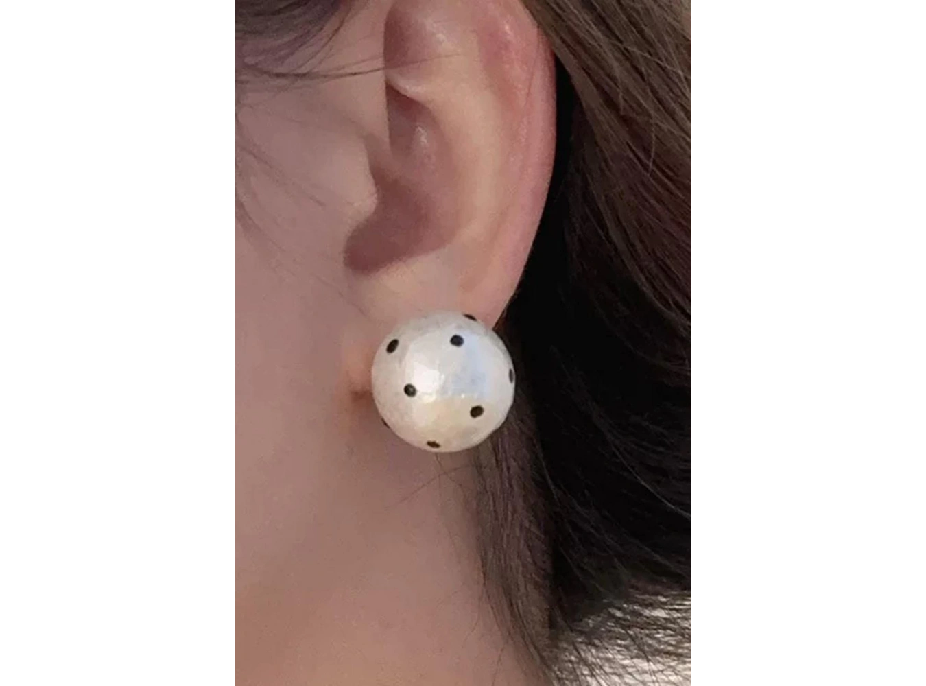 Beyaz Renk Puantiye Detaylı Küpe (Çift)