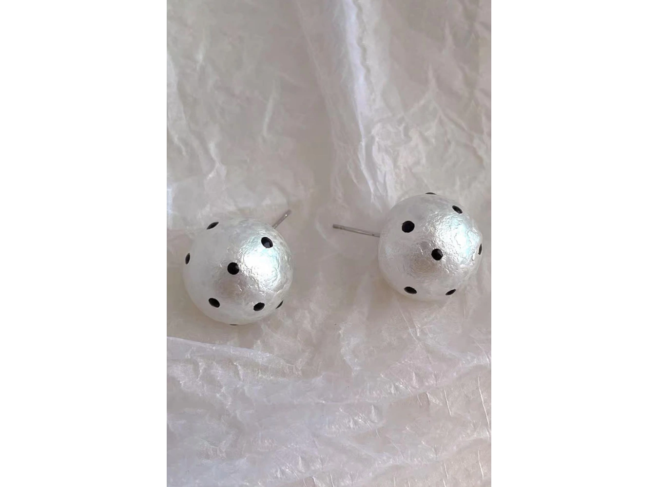 Beyaz Renk Puantiye Detaylı Küpe (Çift)