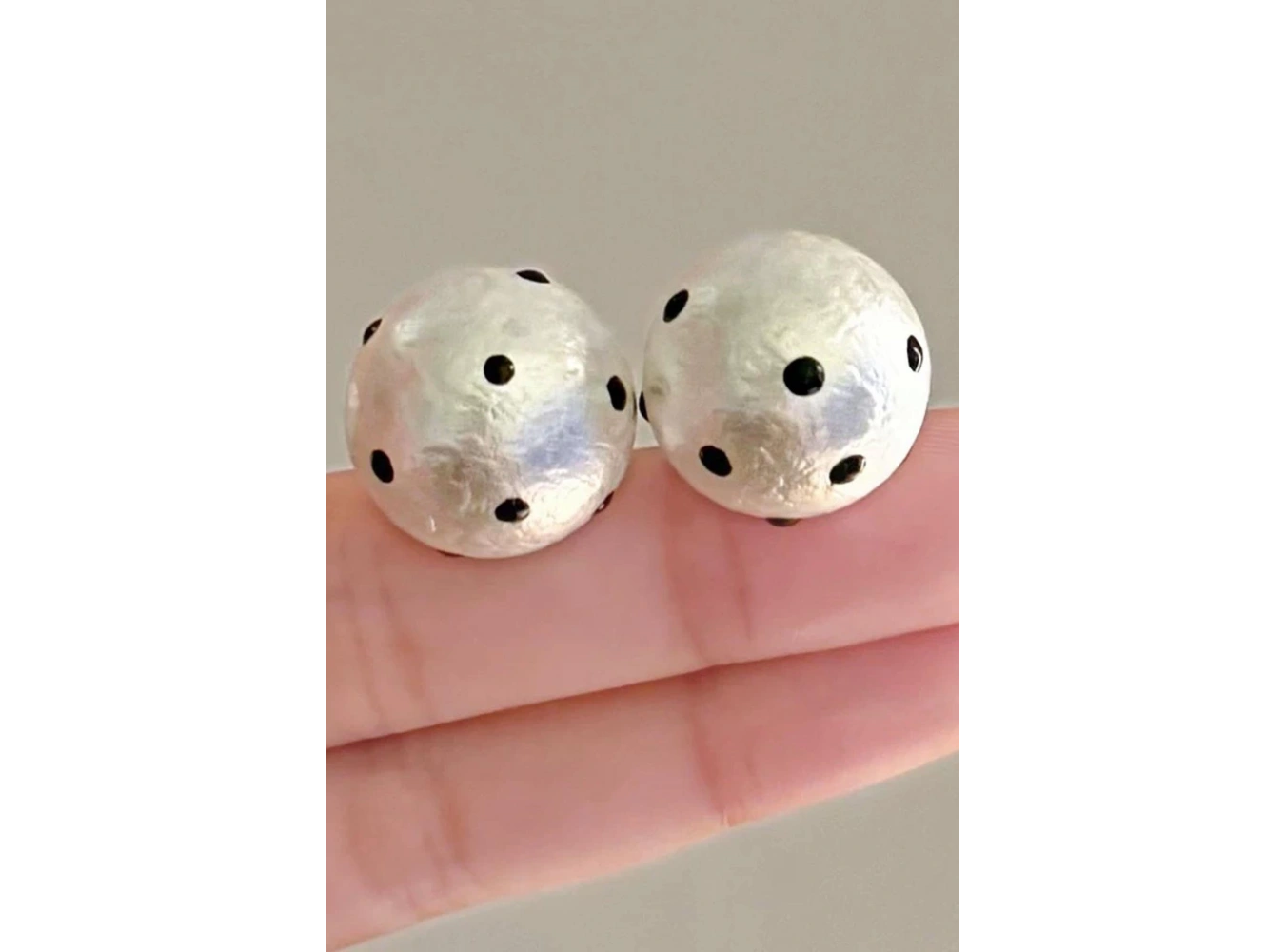 Beyaz Renk Puantiye Detaylı Küpe (Çift)